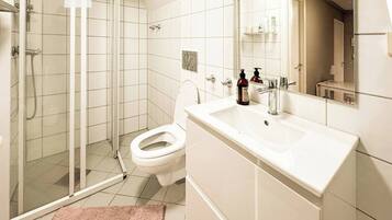 Room, 1 Bedroom | Bathroom