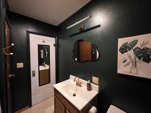 Asciugacapelli, asciugamani, sapone, carta igienica