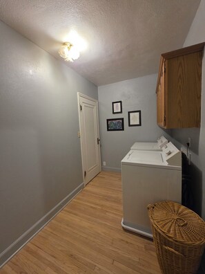 Interior - Charming Cozy Home - Relax & Recharge (Hartington)