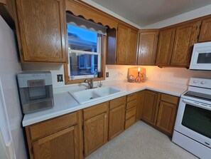 Microwave, oven, stovetop - Charming Cozy Home - Relax & Recharge (Hartington)