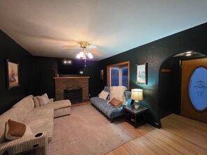 TV - Charming Cozy Home - Relax & Recharge (Hartington)