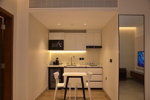 Apartment | Private kitchen | Microwave, stovetop, cookware/dishes/utensils - niam Serviced Apartments - Economic (Riyadh)