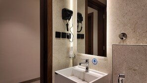 Bañera, artículos de tocador gratuitos, pantuflas, toallas