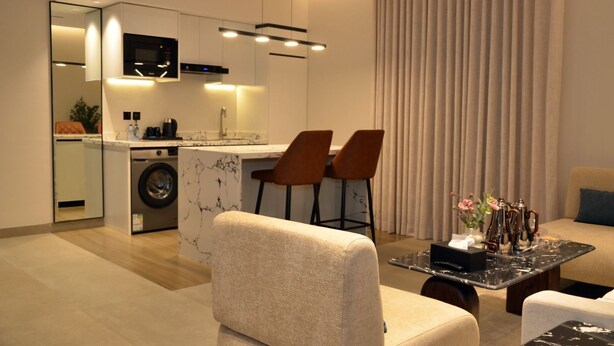 Um apartamento moderno com cozinha, sala de jantar e sala de estar.