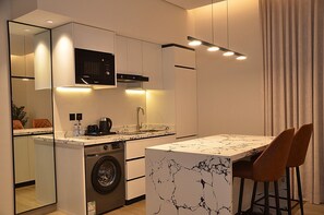 Duplex | Private kitchen | Microwave, stovetop, cookware/dishes/utensils - niam Serviced Apartments - Economic (Riyadh)