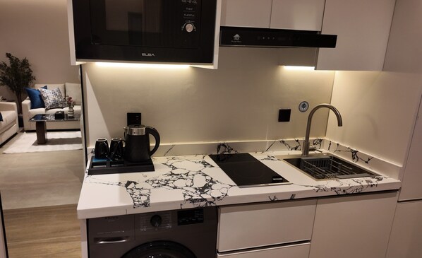 Duplex | Private kitchen | Microwave, stovetop, cookware/dishes/utensils - niam Serviced Apartments - Economic (Riyadh)