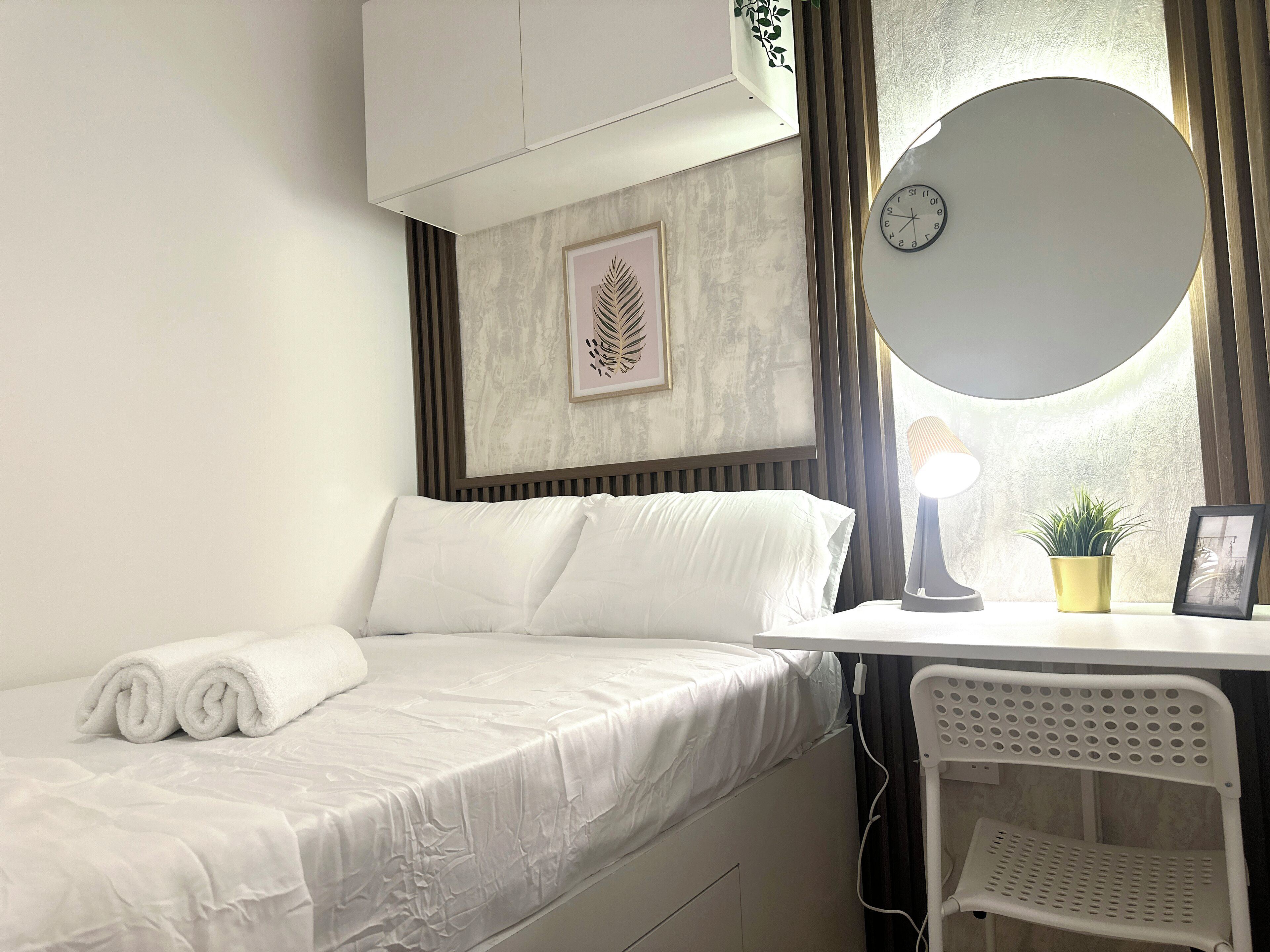 Desk, laptop workspace, iron/ironing board, free WiFi