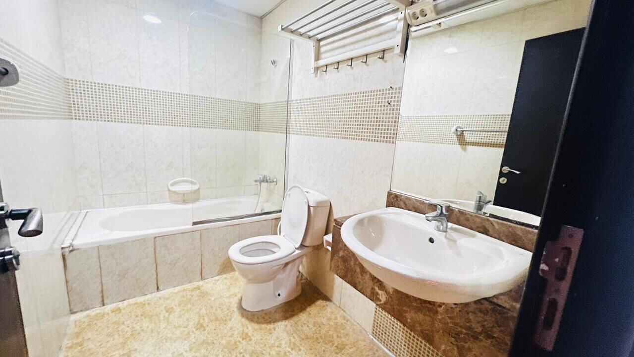 Combined shower/bathtub, towels, toilet paper