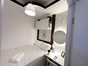 Economy-Doppelzimmer zur Einzelnutzung | Schreibtisch, laptopgeeigneter Arbeitsplatz, Bügeleisen/Bügelbrett