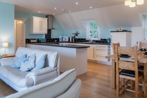 Sumarhús (2 Bedrooms) | Einkaeldhús | Örbylgjuofn, bakarofn, eldavélarhellur, uppþvottavél