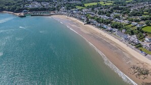A coastal town with a beach, houses, and a marina. - Avalon - Luxurious 4 Bedroom - Saundersfoot (Saundersfoot)