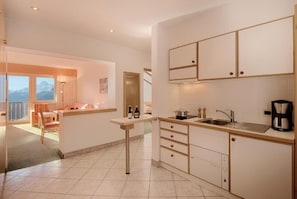 Coffee/tea maker, fridge, oven, stovetop - Apartment Maria - Comfortable apartment on the 2nd floor in a quiet location in Schenna (Schenna)