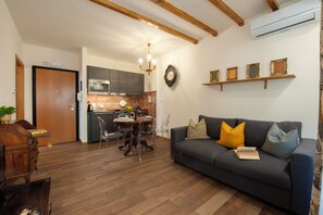 Appartement (1 Bedroom) | Coin séjour | Télévision de 32 pouces avec chaînes par câble