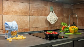 Appartement (1 Bedroom) | Cuisine privée | Micro-ondes, plaque de cuisson, lave-vaisselle, machine à expresso