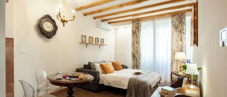 公寓 (1 Bedroom) | 客廳 | 32 吋電視連有線電視頻道