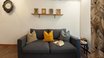 Appartement (1 Bedroom) | Coin séjour | Télévision de 32 pouces avec chaßnes par cùble