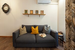 Appartement (1 Bedroom) | Coin séjour | Télévision de 32 pouces avec chaînes par câble