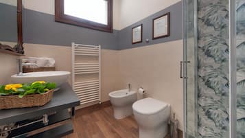Apartamento (1 Bedroom) | Baño | Ducha, bidé y toallas