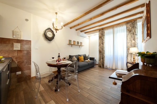 Apartment (1 Bedroom) | Living area | 32-inch TV with cable channels - Casa Sorelle Flo - Flo Apartments (Florence)