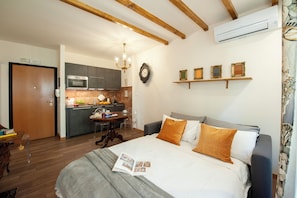 Apartment (1 Bedroom) | 1 bedroom, iron/ironing board, cots/infant beds, bed sheets - Casa Sorelle Flo - Flo Apartments (Florence)