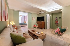 Apartment (2 Bedrooms) | Living area | 32-inch Smart TV with cable channels - The Florentine Apartment - Flo Apartments (Florence)