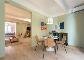 Apartment (2 Bedrooms) | Living area | 32-inch Smart TV with cable channels - The Florentine Apartment - Flo Apartments (Florence)