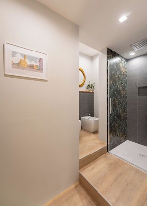 Ducha, bidet, toallas