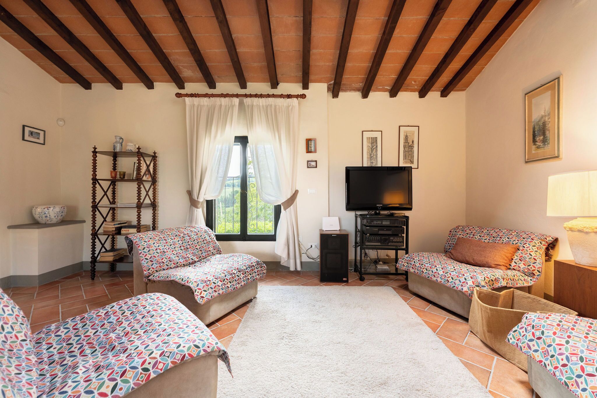 Leilighet (3 Bedrooms) | Oppholdsområde | En 32-tommers smart-TV med kabel-kanaler