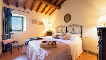 3 bedrooms, laptop workspace, iron/ironing board, bed sheets