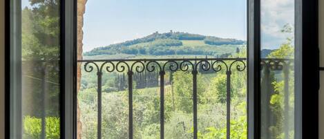 Apartment (3 Bedrooms) | Hill view