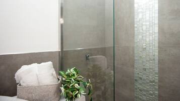Appartement (1 Bedroom) | Badkamer | Een bidet, handdoeken