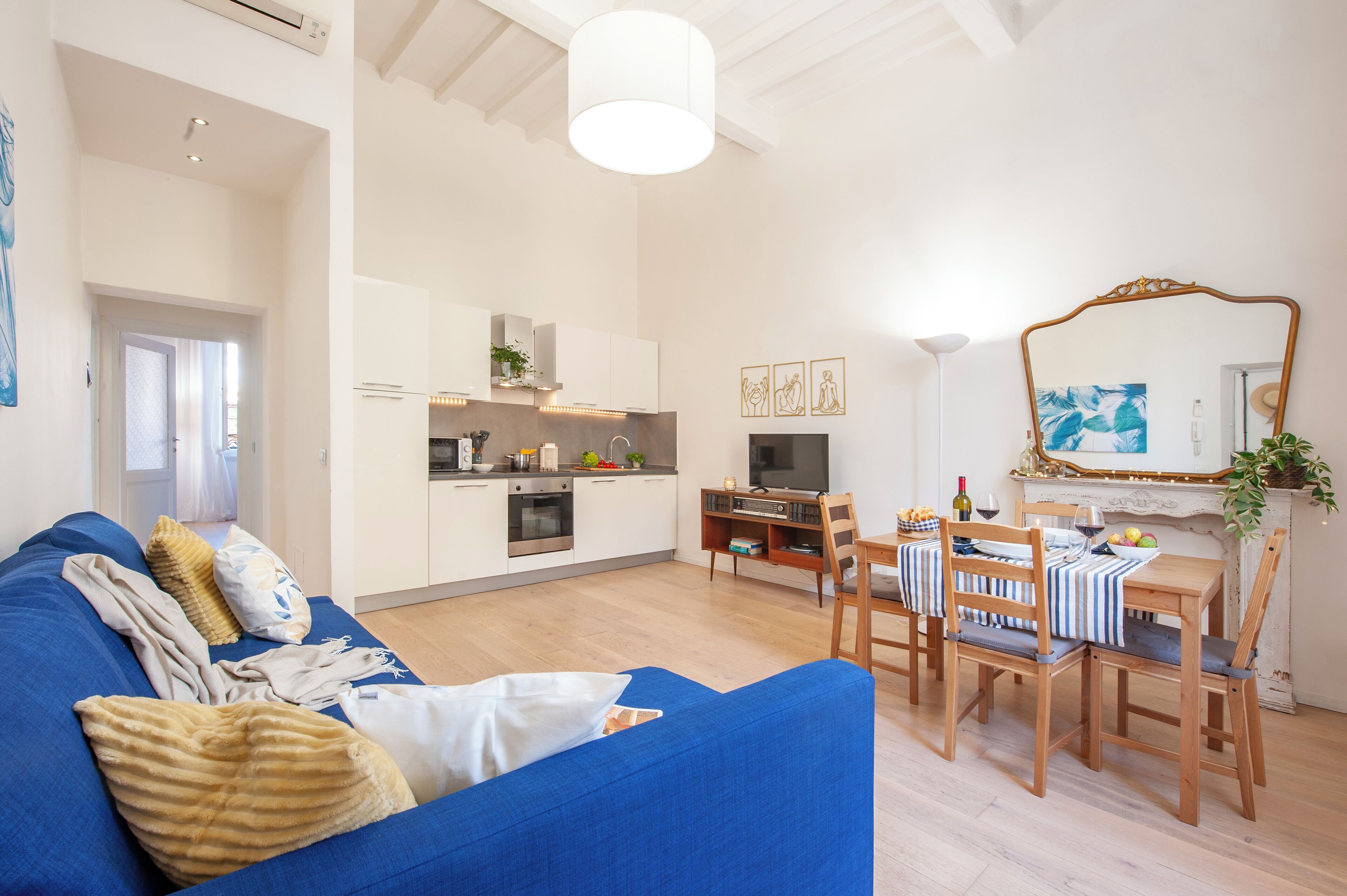 Apartment (1 Bedroom) | Living area | TV