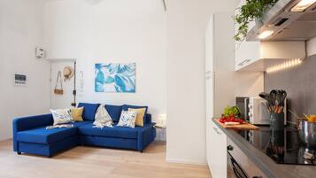 Appartamento (1 Bedroom) | Area soggiorno | TV