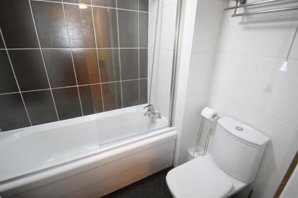 Ducha y bañera combinadas, bañera profunda, secador de pelo y toallas