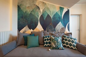 Leilighet (1 Bedroom) | Oppholdsområde | En 32-tommers TV med kabel-kanaler