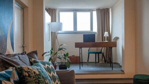 อพาร์ทเมนท์ (1 Bedroom) | บริเวณนั่งเล่น | ทีวี 32 นิ้ว พร้อมช่องเคเบิล