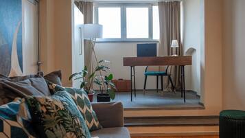 Apartment (1 Bedroom) | Wohnbereich | 32-Zoll-Fernseher mit Kabelempfang