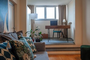 Lejlighed (1 Bedroom) | Opholdsområde | 32-tommers tv med kabelkanaler