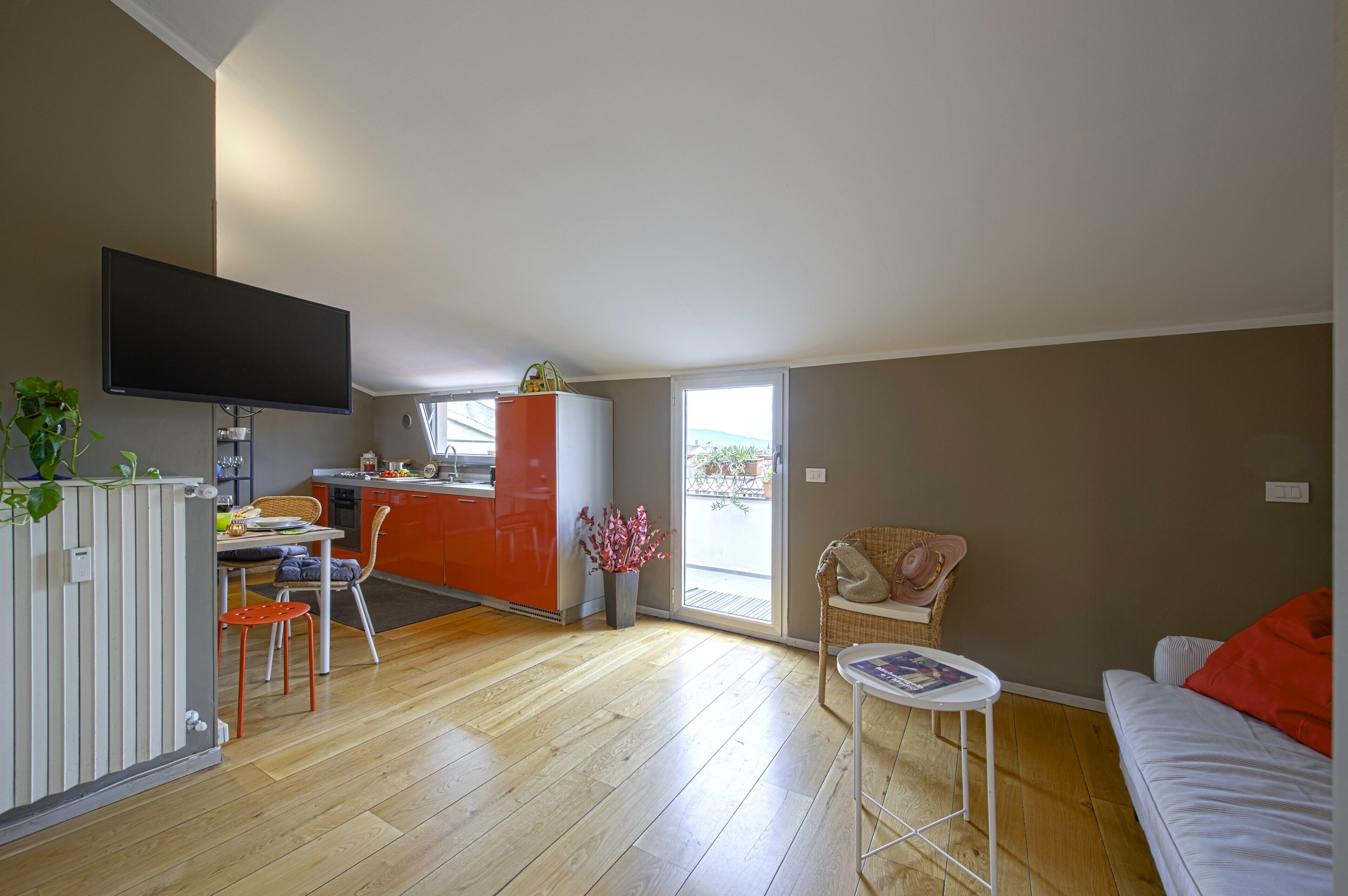 Appartement (1 Bedroom) | Woonruimte | Een 32-inch televisie met kabelzenders