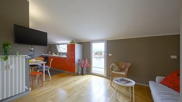 Apartment (1 Bedroom) | Wohnbereich | 32-Zoll-Fernseher mit Kabelempfang