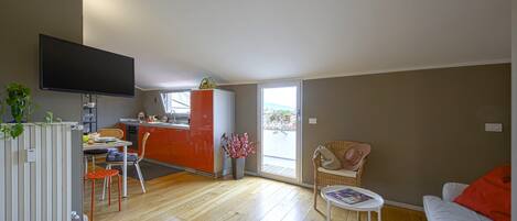 Appartement (1 Bedroom) | Woonruimte | Een 32-inch televisie met kabelzenders