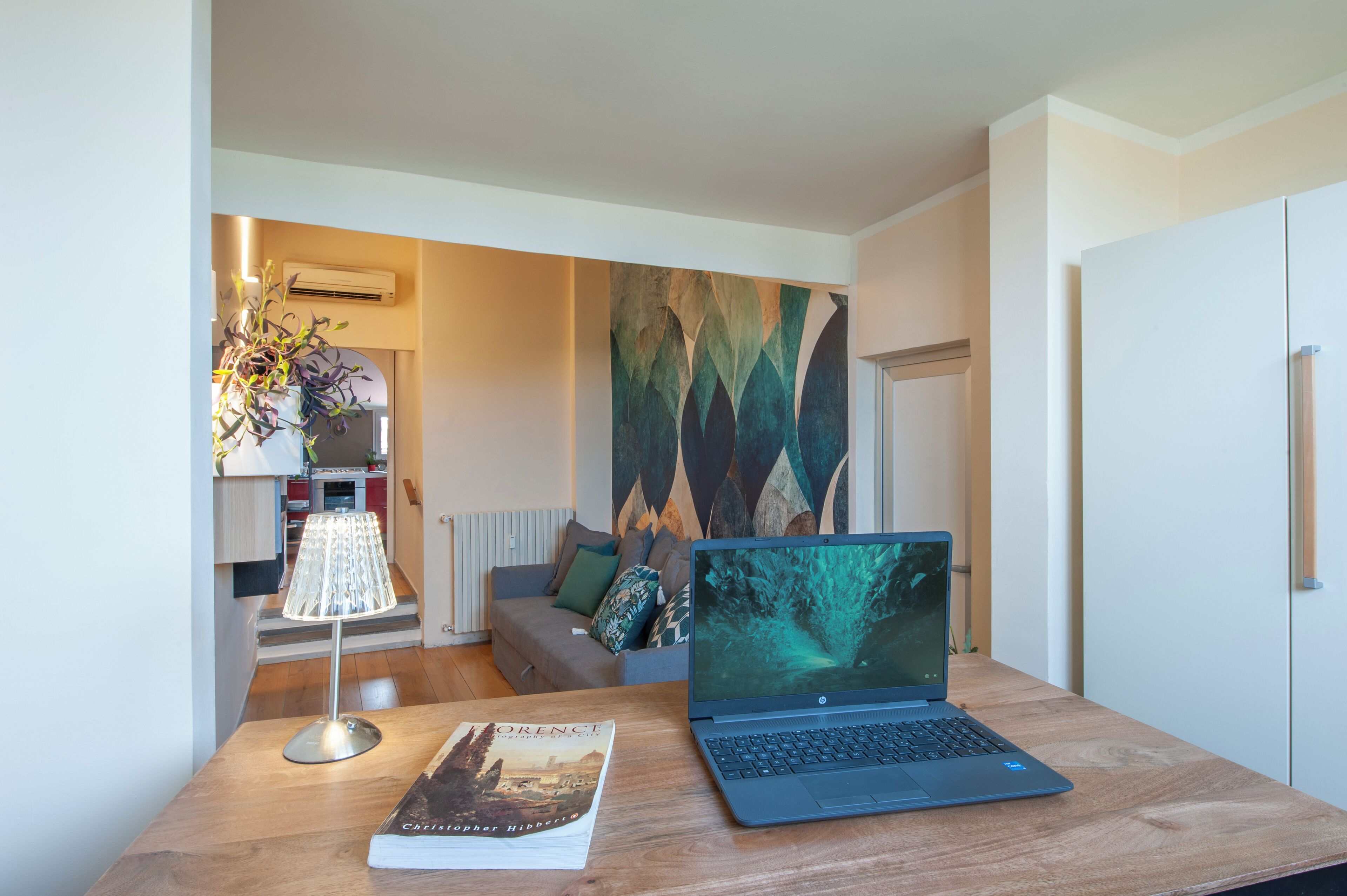 公寓 (1 Bedroom) | 起居区 | 32-英寸电视（配备有线频道）