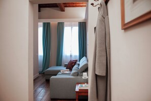 Apartment (1 Bedroom) | Wohnbereich | Fernseher
