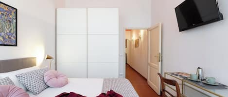 Apartment (1 Bedroom) | 1 bedroom, iron/ironing board, bed sheets
