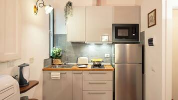 Apartment (1 Bedroom) | Eigene Küche | Mikrowelle, Herdplatte, Espressomaschine, Wasserkocher