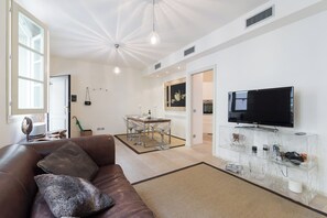 Apartment (2 Bedrooms) | Living area | 32-inch TV with cable channels - Boboli - Flo Apartments (Florence)