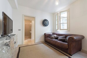 Huoneisto (2 Bedrooms) | Oleskelualue | 32–tuumainen televisio, jossa kaapelikanavat