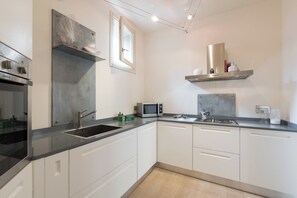 Huoneisto (2 Bedrooms) | Yksityinen keittonurkkaus | Mikroaaltouuni, uuni, espressokone, vedenkeitin