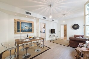 Huoneisto (2 Bedrooms) | Oleskelualue | 32–tuumainen televisio, jossa kaapelikanavat