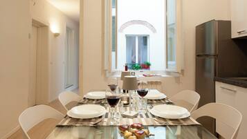 Departamento (3 Bedrooms) | Área de sala de estar | Televisión de 32 pulgadas con canales por cable